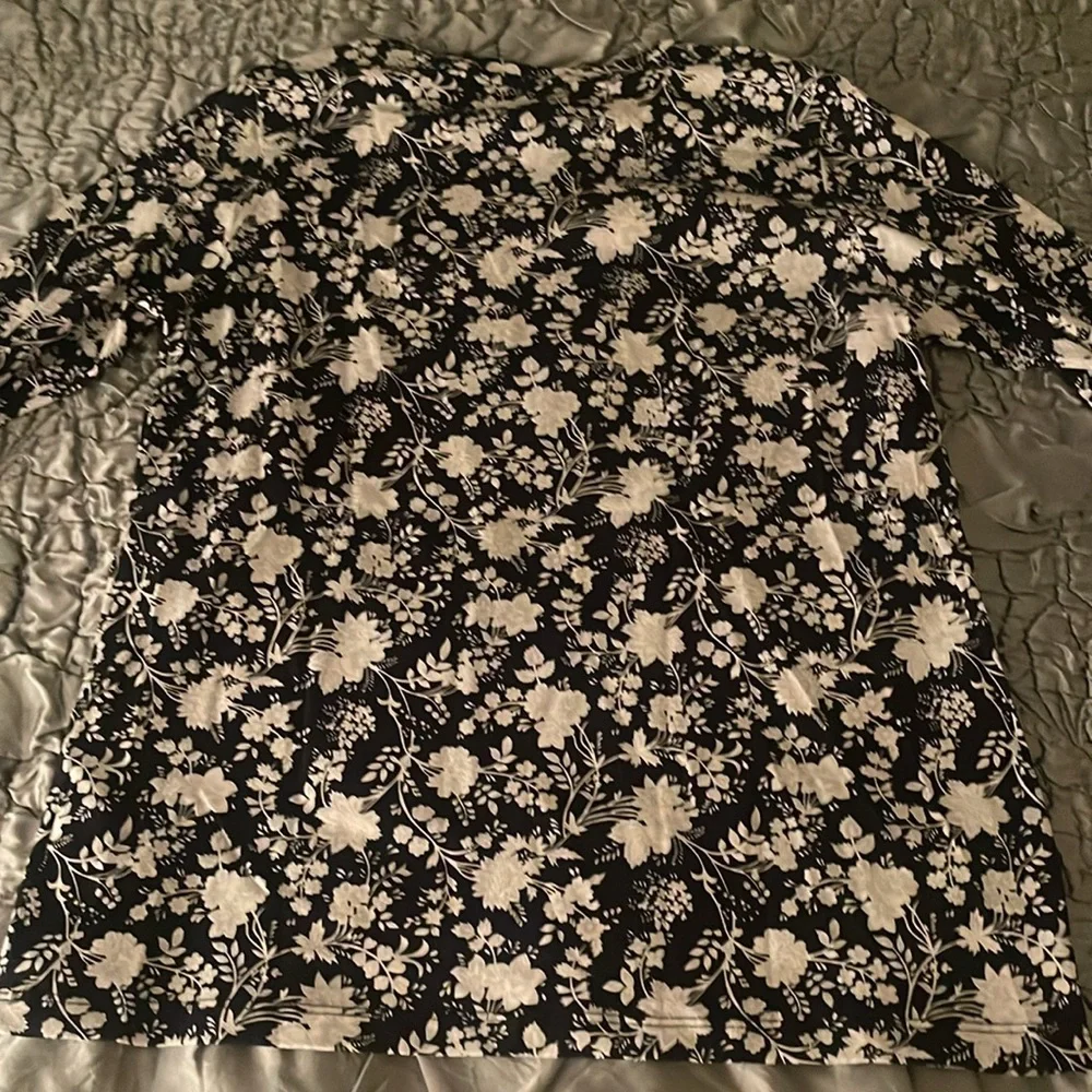 Lands End Supima Cotton Relaxed LS Floral Pattern Crew Neck Tee Small NWT - Picture 8 of 10